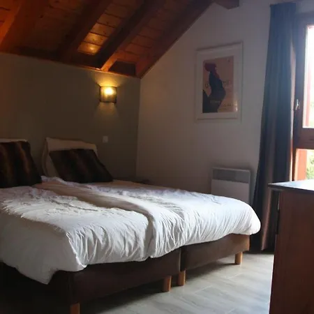 Vrijstaand In Het Met Ruim Terras En 6 Slaapkamers Oz