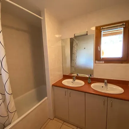 Vrijstaand In Het Met Ruim Terras En 6 Slaapkamers Oz