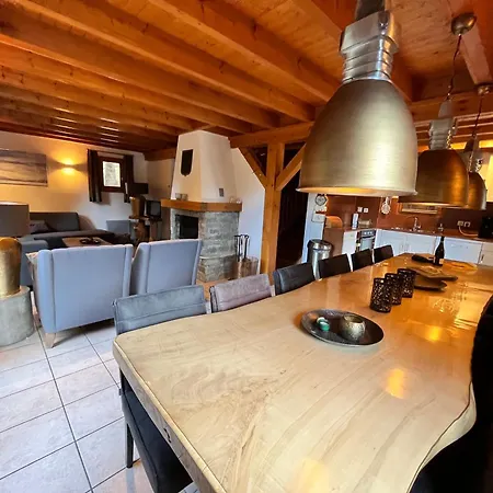 Vrijstaand In Het Met Ruim Terras En 6 Slaapkamers Oz