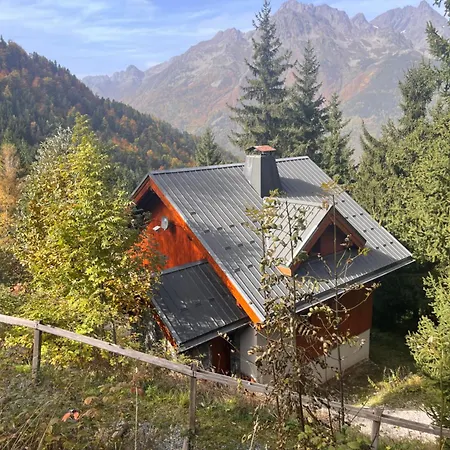 Vrijstaand In Het Met Ruim Terras En 6 Slaapkamers Oz